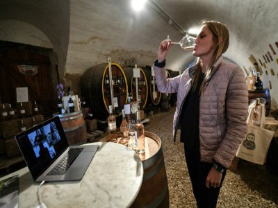 Madeleine Premmereur, viticultrice et gérante du château Barbebelle lors d'une "visio-dégustation" avec des clients, le 28 avril 2020 à Rognes, dans les Bouches-du-Rhône - Anne-Christine POUJOULAT [AFP]