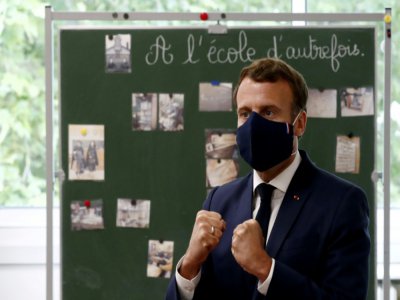 Emmanuel Macron dans une école de Poissy, le 5 mai 2020 - Ian LANGSDON [POOL/AFP]