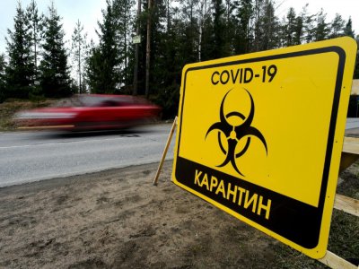 Un panneau d'avertissement "Quarantaine Covid-19" sur une route près de St-Pétersbourg, dans le nord-ouest de la Russie, le 3 mai 2020 - Olga MALTSEVA [AFP]