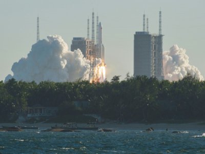 Une fusée Longue-Marche 5B décolle du site de lancement de Wenchang sur l'île de Hainan, dans le sud de la Chine, le 5 mai 2020 - STR [AFP]