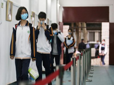 Des élèves de terminale reprennent les cours au lycée à Wuhan (Chine), le 6 mai 2020 - STR [AFP]