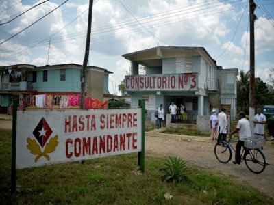 Des personnels de santé font du porte à porte à la recherche de possibles cas de coronavirus, le 28 avril 2020 à Zaragoza, à Cuba - YAMIL LAGE [AFP/Archives]