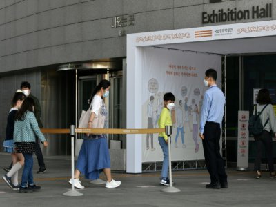 Des visiteurs entrent dans le Musée national de Corée, le 6 mai 2020 à Séoul, en Corée du Sud - Jung Yeon-je [AFP]