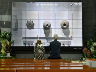 Deux visiteurs au Musée national de Corée, le 6 mai 2020 à Séoul, en Corée du Sud - Jung Yeon-je [AFP]