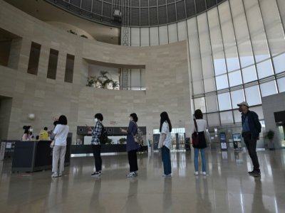 Des personnes font la queue pour entrer au Musée national de Corée, le 6 mai 2020 à Séoul, en Corée du Sud - Jung Yeon-je [AFP]