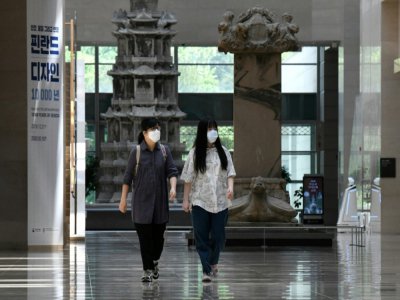 Deux femmes visitent le Musée national de Corée, le 6 mai 2020 à Séoul, en Corée du Sud - Jung Yeon-je [AFP]