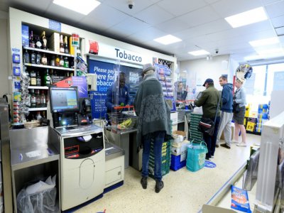 Des personnes font leurs courses dans un supermarché de Croydon, le 5 mai 2020 dans le sud de Londres - JUSTIN TALLIS [AFP]