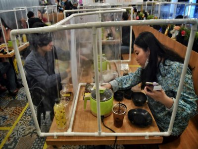 Les restrictions ont été partiellement levées dans la restauration à Bangkok dimanche, permettant le retour des clients avec des mesures de distanciation physique - Lillian SUWANRUMPHA [AFP]