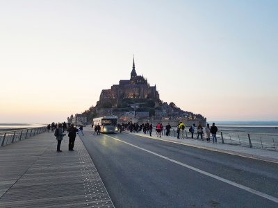 Le Mont-Saint-Michel, au lieu du tourisme en Normandie, attendra au moins jusqu'au 2 juin pour rouvrir.
Tout le secteur est en attente du calendrier gouvernemental, fin mai.