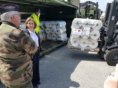Le délégué militaire départemental en compagnie de la préfète de l'Orne lors de la réception de 10 tonnes de plastique à Alençon, pour confectionner des surblouses, face à l'épidémie de Covid.