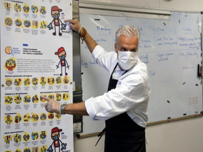 Eric Ripert, chef et co-propriétaire du restaurant new-yorkais coronavirus affichées dans sa cuisine, le 6 mai 2020 à New York - TIMOTHY A. CLARY [AFP]