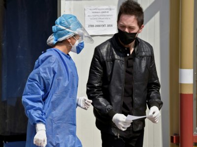 Un médecin donne des informations à un proche d'un patient atteint du coronavirus à l'hôpital de Mexico, le 6 mai 2020 - ALFREDO ESTRELLA [AFP]