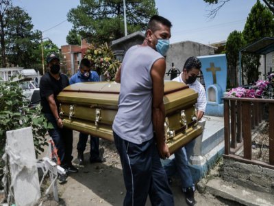 Des funérailles au cimetière de Xochimilco, le 5 mai 2020 à Mexico - Pedro Pardo [AFP]