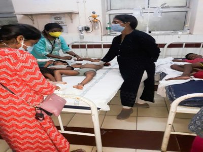 Des enfants hospitalisés à la suite d'une fuite de gaz à l'usine chimpique LG Polymers, le 7 mai 2020 à Visakhapatnam, en Inde - - [AFP]