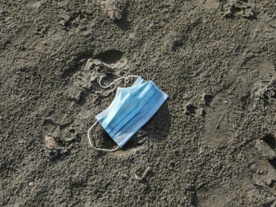 Un masque sanitaire abandonné sur une plage à Larnaca, dans le sud de Chypre, le 4 mai 2020 - Christina ASSI [AFP]
