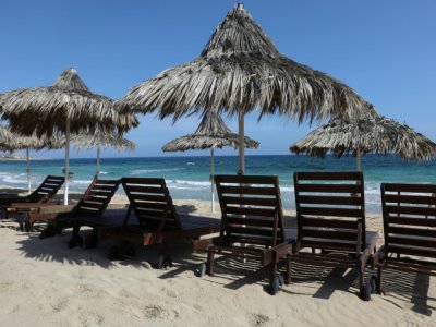 Des chaises longues sur une plage fermée à Ayia Napa, une station balnéaire dans le sud-est de Chypre, le 4 mai 2020 - Christina ASSI [AFP]