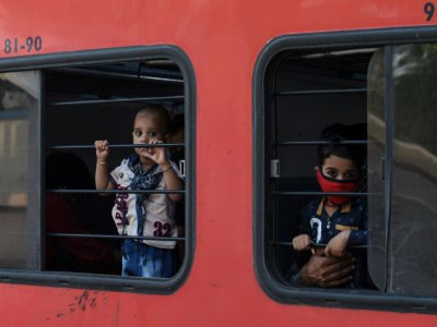 Des enfants dans un train en Inde à Ahmedabad (nord-ouest de l'Inde), le 6 mai 2020 - SAM PANTHAKY [AFP]