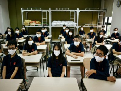 Dans une classe de l'école Marie-Curie à Hanoi, le 4 mai 2020, lors de l'ouverture de l'établissement après trois mois de fermeture pour cause d'épidémie du coronavirus - Manan VATSYAYANA [AFP/Archives]