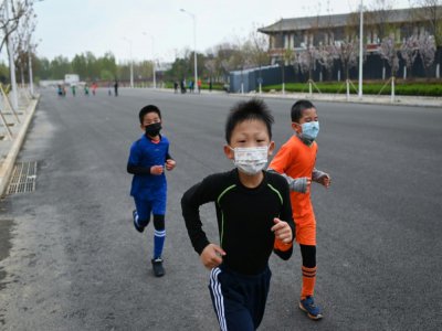 Des enfants dans une rue de Pékin, le 9 mai 2020 - WANG ZHAO [AFP]