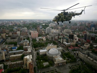 Des hélicoptères russes se dirigent vers Novossibirsk, le 7 mai 2020 pour une répétition des cérémonies de la victoire de la Seconde guerre mondiale - Rostislav NETISOV [AFP]