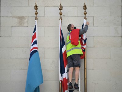 Installation des drapeaux au mémorial à Whitehall à Londres, le 7 mai 2020 pour préparer la commémoration de la fin de la Seconde guerre mondiale , le 8 mai 2020 - DANIEL LEAL-OLIVAS [AFP]