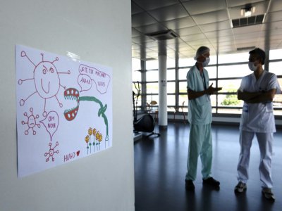 Un soignant discute avec un psychologue à l'hôpital de Strasbourg, le 6 mai 2020 - FREDERICK FLORIN [AFP]