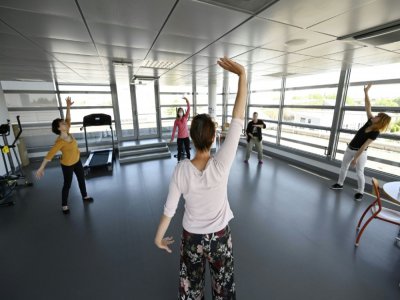 Des soignants participent à une séance de yoga à l'hôpital de Strasbourg, le 6 mai 2020 - FREDERICK FLORIN [AFP]