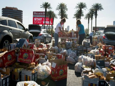 Des bénévoles préparent les cartons de nourriture qui vont être remis par la banque alimentaire temporaire établie au casino Palace Station de Las Vegas, le 7 mai 2020 - Bridget BENNETT [AFP]