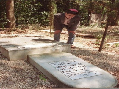 Un des tombes juives profanées au cimetière de Carpentras, le 11 mai 1990 - GABRIEL BOUYS [AFP/Archives]