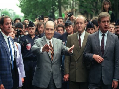 le président François Mitterrand (c) avec le ministre des Affaires étrangères Hubert Védrine (2è d), place de la Bastille, le 14 mai 1990,  lors de la manifestation organisée après la profanation des tombes juives au cimetière de  Carpentras - PATRICK HERTZOG [AFP/Archives]