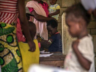 Des enfants se font vacciner contre la rougeole dans un centre sanitaire à Temba dans l'ouest de la RDC, le 3 mars 2020 - JUNIOR KANNAH [AFP]