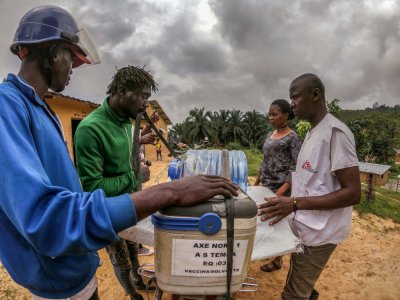 Des vaccins sont transportés dans des zones reculées, le 3 mars 2020 depuis Temba, ouest de la RDC - JUNIOR KANNAH [AFP]