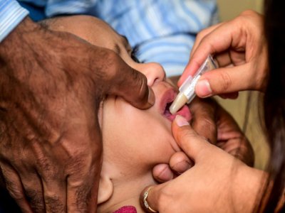Un enfant reçoit un vaccin oral contre le choléra à Dhaka, le 19 février 2020 - MUNIR UZ ZAMAN [AFP/Archives]