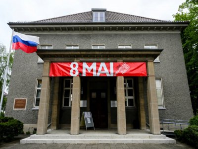 Un drapeau russe et une bannière pour le 8 mai, devant l'entrée du musée germano-russe dans le quartier de  Karlshorst, à Berlin, le 7 mai 2020 - John MACDOUGALL [AFP]