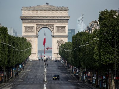 Les Champs-Elysées déserts à Paris, le 8 mai 2020 avant quelques cérémonies de commémorations pour marquer la fin de la Seconde guerre mondiale - Francois Mori [POOL/AFP]