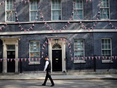 L'entrée du 10 Downing street, le 8 mai 2020 à Londres décorée de drapeaux britanniques pour célébrer la victoire à la fin de la Seconde guere mondiale - Tolga Akmen [AFP]