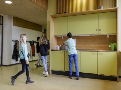 Des élèves se lavent les mains dans une école de Copenhague le 29 avril 2020 - Thibault Savary [AFP/Archives]