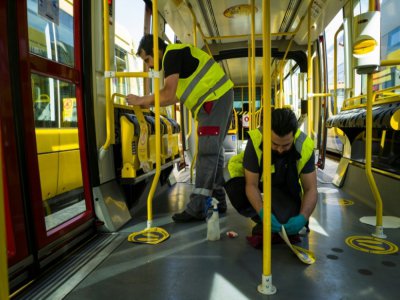Des employés installent des stickers pour marquer les emplacements dans le tramway de Mulhouse, le 8 mai 2020 - SEBASTIEN BOZON [AFP]