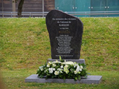 Une stèle rend hommage aux victimes de l'attentat de Karachi (Pakistan), près de la Cité de la Mer, à Cherbourg (archives).