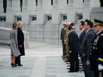 Donald Trump et la Première dame Melania saluent des anciens combattants de la Seconde Guerre mondiale, le 8 mai 2020 à Washington - MANDEL NGAN [AFP]