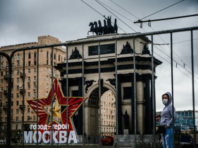 Une sculpture "Moscou ville héroïque" devant l'Arc de Triomphe de Moscou le 8 mai 2020 - Dimitar DILKOFF [AFP]