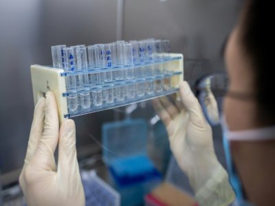 Des chercheurs  travaillent sur un vaccin le 29 avril 2020 dans un laboratoire à Pékin - NICOLAS ASFOURI [AFP/Archives]