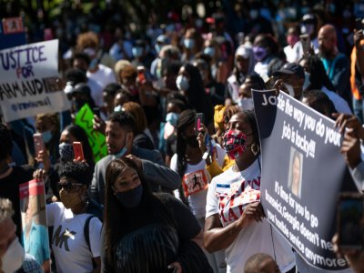 Des manifestants réclament justice après le meurtre d'Ahmaud Arbery, le 8 mai 2020 devant le tribunal de Brunswick dans l'Etat américain de Géorgie - Sean Rayford [GETTY IMAGES NORTH AMERICA/AFP]