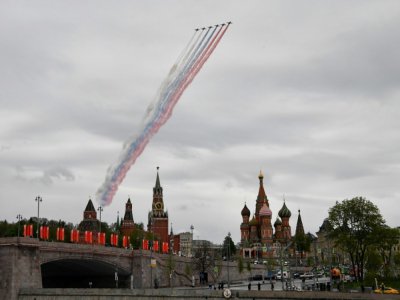 Une escadrille dessine avec des fumigènes le drapeau russe dans le ciel, survolant le Kremlin et la place Rouge pour les 75 ans de la victoire sur l'Allemagne nazie, à Moscou le 9 mai 2020 - Yuri KADOBNOV [AFP]