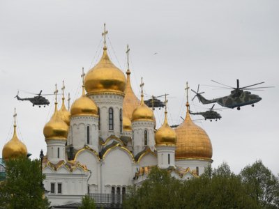 Des hélicoptères militaires russes Mil Mi-8 et Mil Mi-26, survolent le Kremlin et la place Rouge pour marquer le 75e anniversaire de la victoire sur l'Allemagne nazie, à Moscou le 9 mail 2020 - Alexander NEMENOV [AFP]