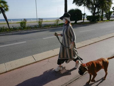 Une femme sur la Promenade des Anglais à Nice, le 8 mai 2020 - VALERY HACHE [AFP]