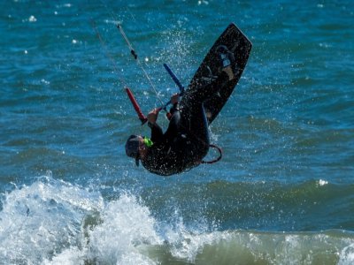 Un surfeur avec son masque profite des joies de la mer à Ladispoli (40 kms de Rome), le 7 mai 2020 - Andreas SOLARO [AFP/Archives]