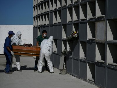 Des employés d'un cimetière de Rio de Janeiro à l'oeuvre, le 9 mai 2020 - Carl DE SOUZA [AFP]