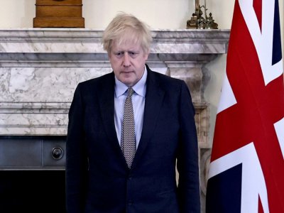 Le Premier ministre britannique Boris Johnson observe deux minutes à Londres, le 8 mai 2020 - JON BOND [POOL/AFP/Archives]