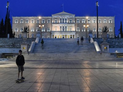 Un garçon devant le Parlement à Athènes le 1er mai 2020 - Louisa GOULIAMAKI [AFP/Archives]